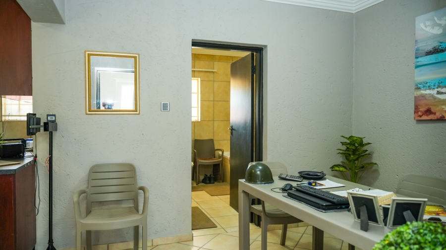 6 Bedroom Property for Sale in Flamwood North West